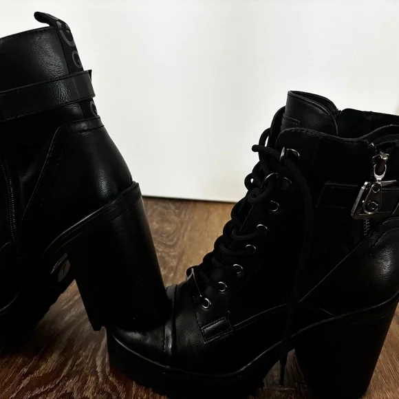 Guess Chunky Combat Boots - Picture 1 of 7